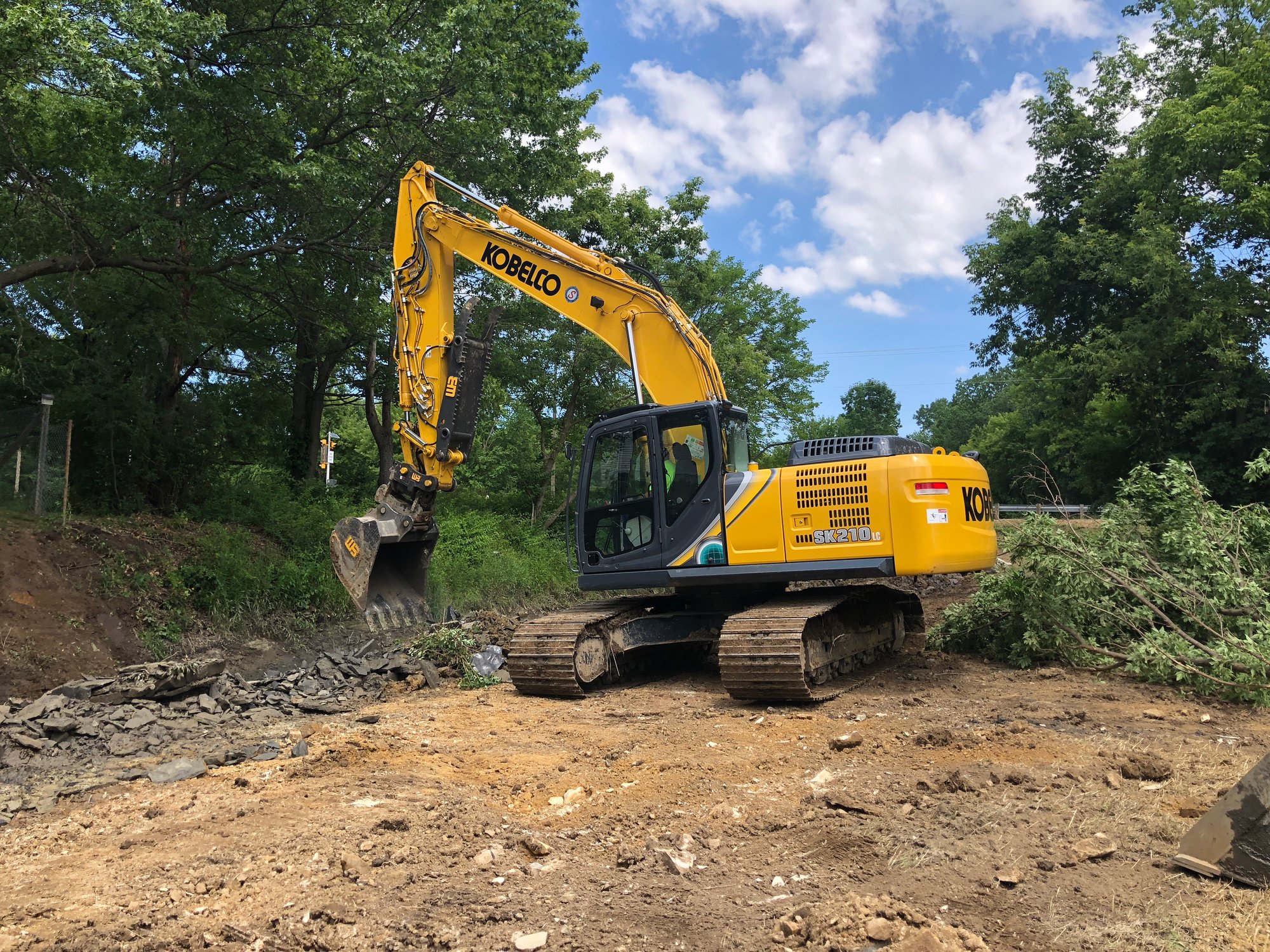 KobelcoSK210_DLockTilt_Coupler_2Tine-StickMount_Thumb_HDBucket_001