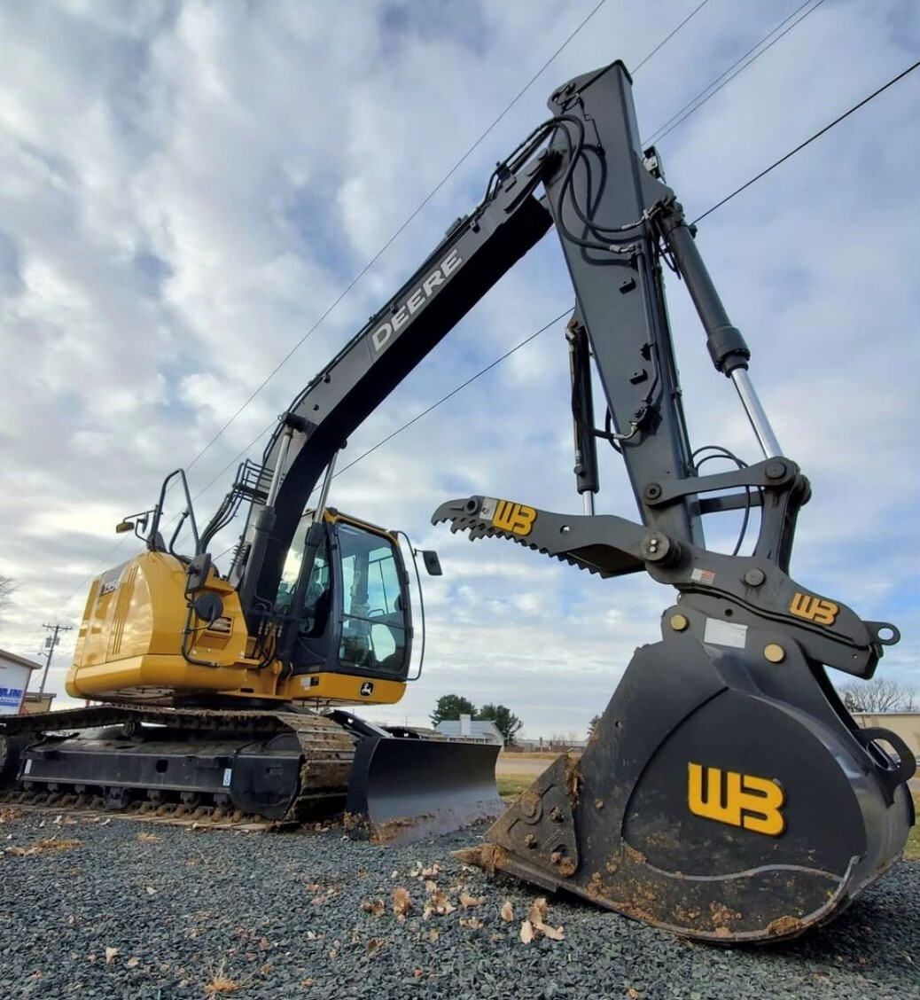 Full_Deere135G_DLock_Coupler_Main-Pin_Thumb_HDBucket_w_SideCutters_001