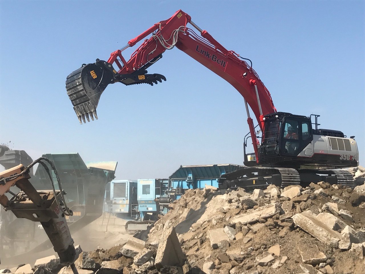 Link-Belt350_DLock-Coupler_3Tine-Main-Pin_Thumb_HDBucket_001