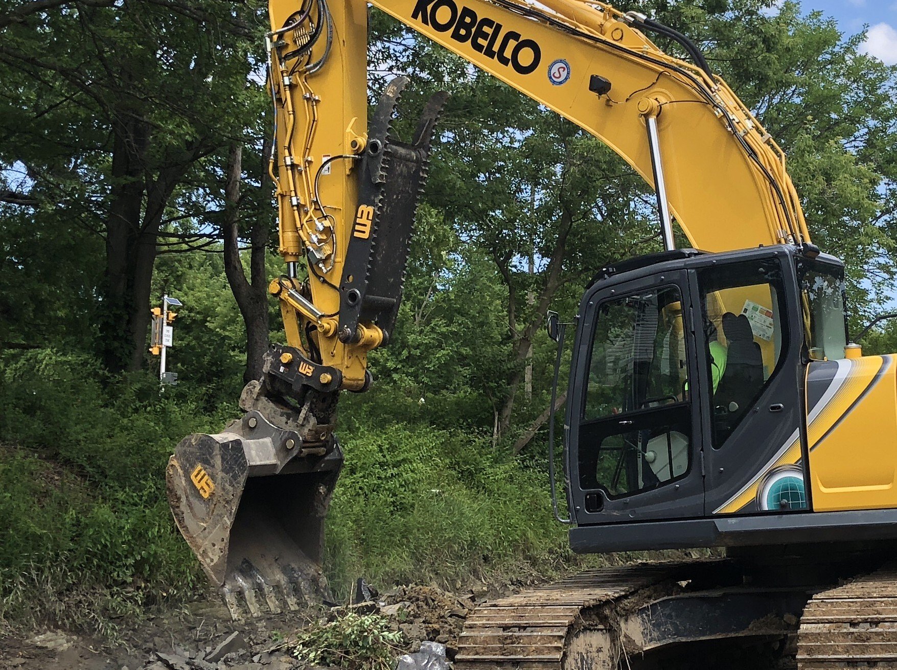 Full_KobelcoSK210LC_DLockTilt_Coupler_StickMount_Thumb_HDBucket_001