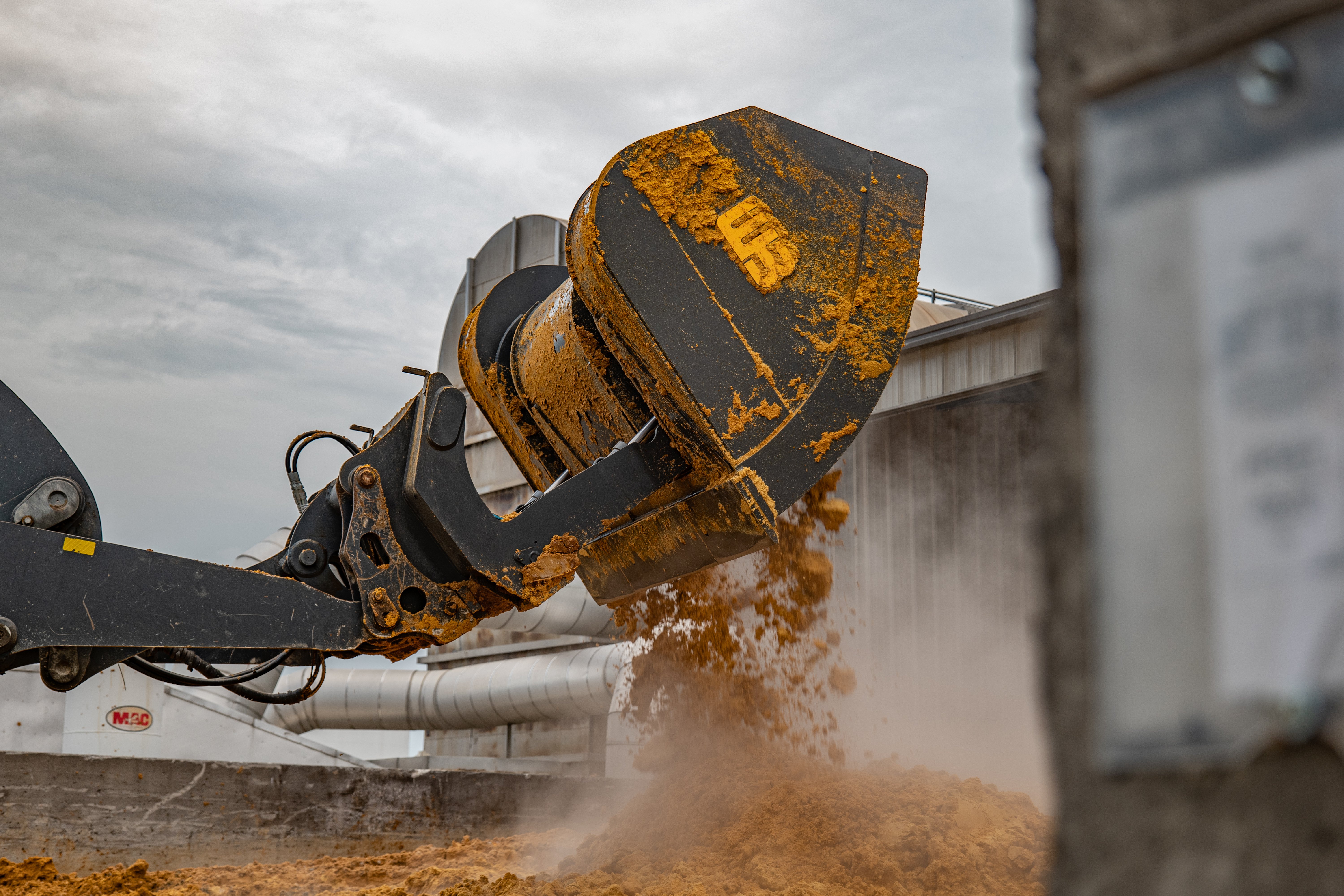 Deere544K_RollOutBucket_006